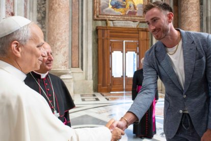 Gordon Hayward, saludando al Papa León XIV.