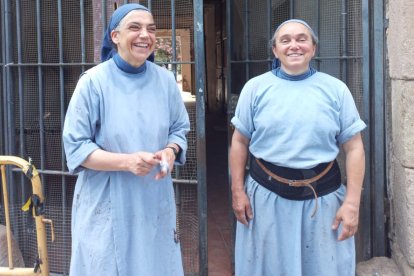 Dos de las religiosas, trabajando en el nuevo monasterio.