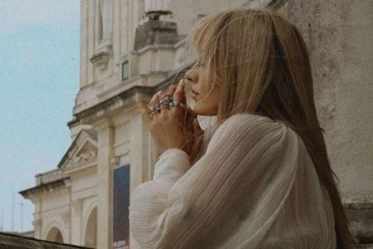 Albina, la cantante croata, conocida por La Voz y Eurovisión, rezando en Fátima en 2025