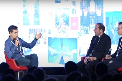 Jordi Massegú, promotor de LifeTeen en España, con Emili Marlés y Abraham Cruz, los primeros párrocos con LifeTeen