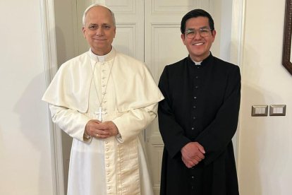 León XIV, ya Papa, con su secretario en Chiclayo, Jasson Sempertigue.