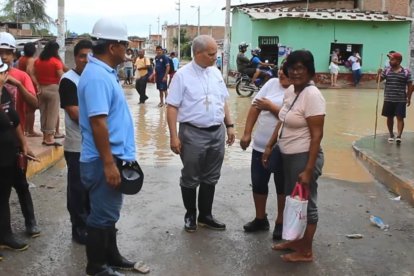 El obispo Prevost, durante las inundaciones por el ciclón Yaku, en marzo de 2023.
