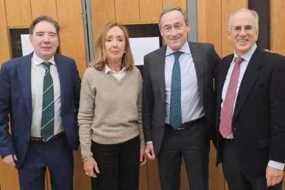 Alberto Vallejo, Héctor Ara y Antonio de los Bueis, con Asun Peña, presidenta de la sección de Ciencias Históricas del Ateneo de Santander.