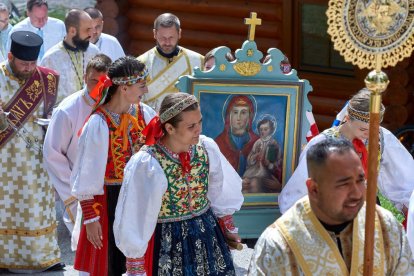 Procesión con imagen de la Virgen y trajes típicos rusinos en el santuario de Litmanova, Eslovaquia, en 2022
