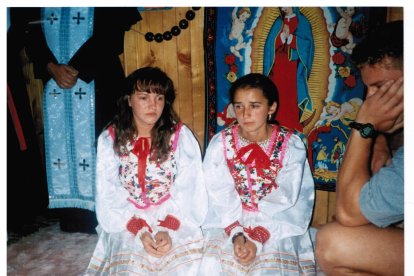 Katka e Ivetka, las videntes de Litmanova, en 1995, en las últimas apariciones