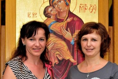 Ivetka y Katka ya adultas y madres, viven en distintos países, sólo se ven si visitan Litmanova