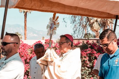 El obispo Alberto Rojas, con la custodia en el Corpus Christi de 2025 en las calles de San Bernardino
