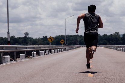 Un hombre corriendo.
