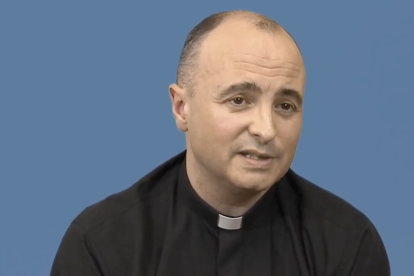 El padre Santiago Arellano auxilió al joven en la carretera para que recibiera los sacramentos.