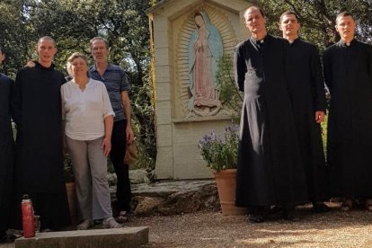 Cecilia y Enrique Ansaldi junto a sus cinco hijos, todos ellos consagrados a Dios.