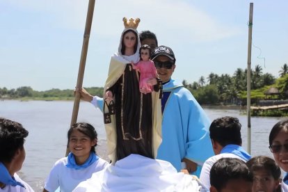 El Coro San Lolek, con la Virgen del Carmen.