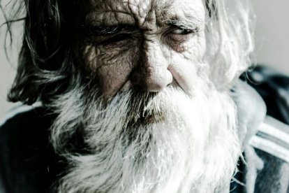 Es curioso que la abolición de lo solemne lleve a la abolición de la ancianidad.