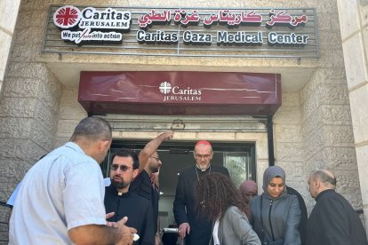 El cardenal Pizzaballa en julio de 2025 el hospital de Cáritas Jerusalén en Gaza, de los pocos que aún funcionan, casi sin medios