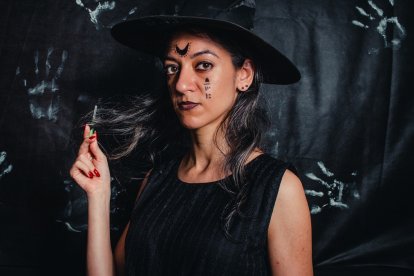 Una mujer vestida de bruja, quizá para una performance artística