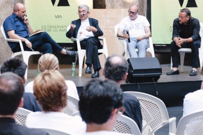 El obispo Luis Argüello, flanqueado a su derecha por El Niño de Elche y a su izquierda por Javier Viver.
