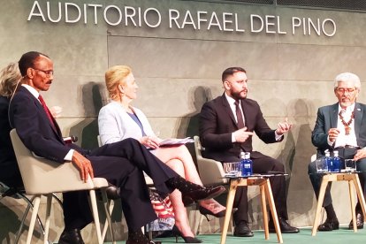 Carlos Zacarías, durante la presentación de "Hispanidad Translations" en la Fundación Rafael del Pino, junto con Michael Henderson o el historiador Alfonso Borrego.