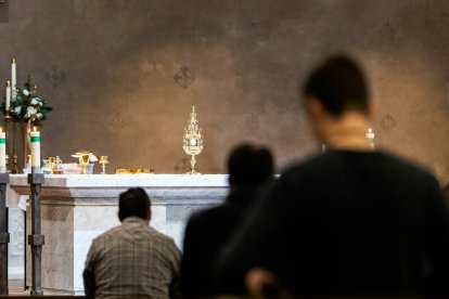 Fieles de la diócesis de Spokane rezando.