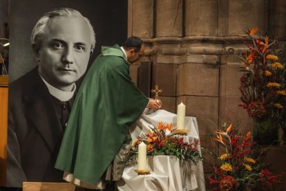 Fotografía del sacerdote alemán Max Josef Metzger, en su ceremonia de beatificación en noviembre de 2024 en Friburgo