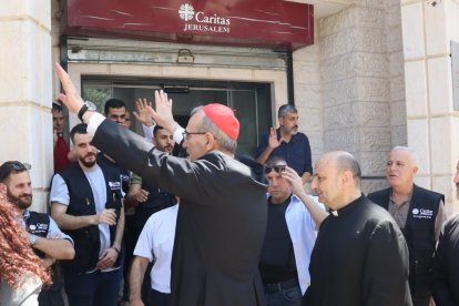 El cardenal Pizzaballa y el padre Romanelli, párroco de Gaza, en el hospital de Cáritas en Gaza el 19 de julio