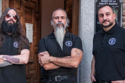 Los integrantes de Paseos Toledo Mágico: de izquierda a derecha en la foto, Daniel Gómez Aragonés (historiador y escritor), Gonzalo Rodríguez (doctor en Historia) y Julio César Pantoja (guía oficial de Turismo).