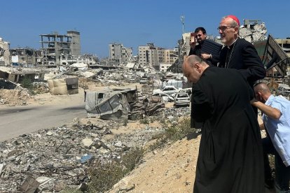 El padre Romanelli, de espaldas, muestra la devastación en Gaza al cardenal Pizzaballa, hace una semana