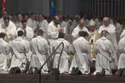 El pasado 20 de julio, la basílica de la Sagrada Familia de Barcelona acogió la ordenación sacerdotal de siete diáconos, en una ceremonia que presidió el cardenal arzobispo de la diócesis, Juan José Omella.