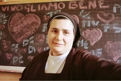 Sor Vincenzina Botindiari en 2020, durante la pandemia, con los colegios cerrados... pero llegaba a la gente por redes