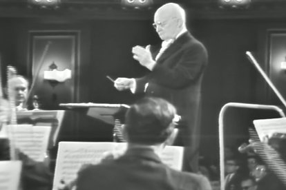 Paul Hindemith dirige a la Orquesta Sinfónica de Chicago en un concierto del 7 de abril de 1963.
