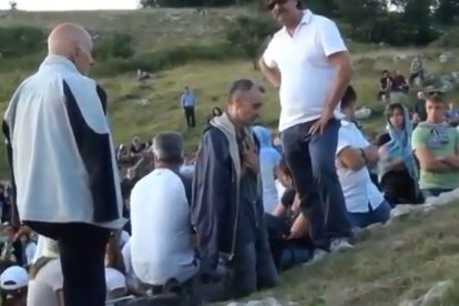 Michelino Marcovecchio, de rodillas en el centro de la imagen, en el Monte Sant'Onofrio durante una de sus visiones.