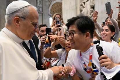 León XIV saluda a los evangelizadores digitales en la basílica San Pedro en el Jubileo de los Influencers