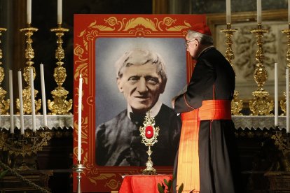 El cardenal Rylko en la vigilia por la canonización de Newman, junto a su imagen y reliquia, en 2019