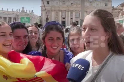 Una jóvenes españolas muestran su entusiasmo a Agencia EFE en el Jubileo de los Jóvenes en Roma