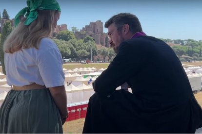 Una joven se confiesa con un sacerdote en la ladera del Circo Máximo de Roma en el Jubileo de los Jóvenes de 2025