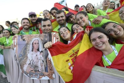 Jóvenes católicos españoles en el Jubileo de la Juventud en Roma el 1 de agosto de 2025