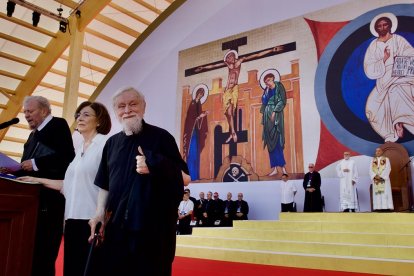 Kiko Argüello, Ascensión Romero y el padre Mario Pezzi en el encuentro vocacional del 4 de agosto de 2025 en Tor Vergata