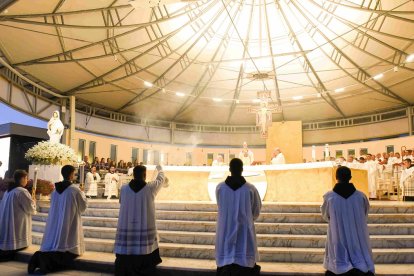 Adoración eucarística al finaliza el primer día del Mladifest 2025, jornadas de oración de jóvenes en Medjugorje