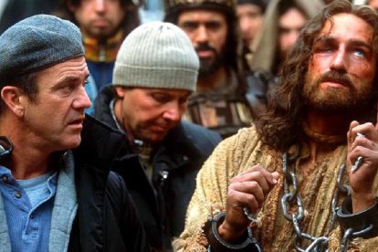 El director Mel Gibson supervisa al actor Jim Caviezel en el rodaje de La Pasión, estrenada en 2004