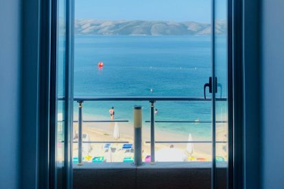 Ventana que da a una playa.