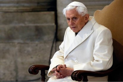 Un anciano Papa emérito Benedicto XVI en 2015, con 88 años; aún viviría 7 años más