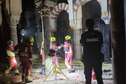 Bomberos y policías en las dos capillas dañadas por el incendio de la catedral-mezquita de Córdoba