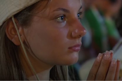 Una joven concentrada en adoración en la Vigilia de Tor Vergata con el Papa León
