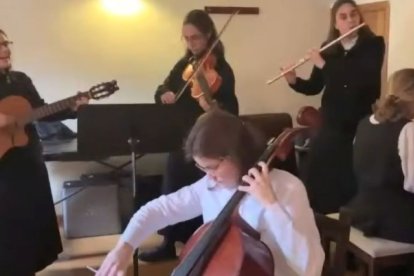 Algunas jóvenes de las HAM, en una celebración de Adviento en la Universidad Eclesiástica San Dámaso.
