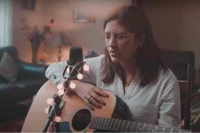 Nathalí Paredes Lozano canta su tema de adoración Te Pertenezco, que ganó un Catholic Music Award de 2025
