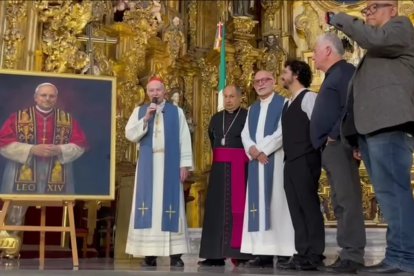 Momento de la presentación de la pintura de León XIV de Alejandro Cortés Nava, que permanecerá en la catedral de México.