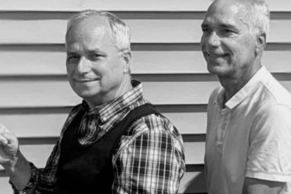 Robert Francis Prevost, hoy el Papa León XIV, junto a su hermano John, a su derecha.