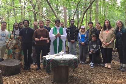 Un grupo de estudiantes y otras personas de la Iglesia del Santo Nombre celebraron una misa en la naturaleza en Wardley Hall en Salford.