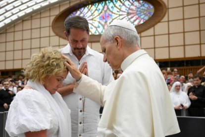 León XIV, durante el encuentro con fieles tras la audiencia de este 20 de agosto.