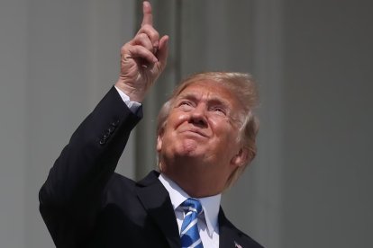 Trump señalando al cielo.