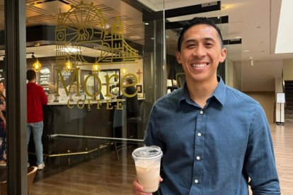 Tyler Duffy, director de evangelización de la parroquia católica Santo Tomás Moro en Centennial, Colorado, frente a More Coffee.