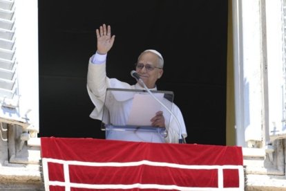 León XIV saluda a los fieles durante el rezo del Ángelus de este domingo.